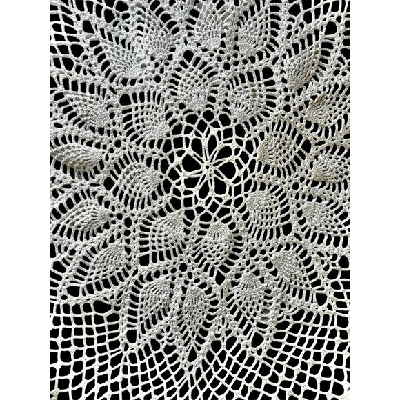 Hand Crocheted Doily Centerpiece 23" Diameter Ruffled Edge White Cotton Wedding - Picture 2 of 10